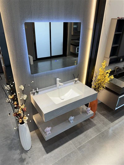 Devorga o'rnatilgan hammom uchun shifer shkafi